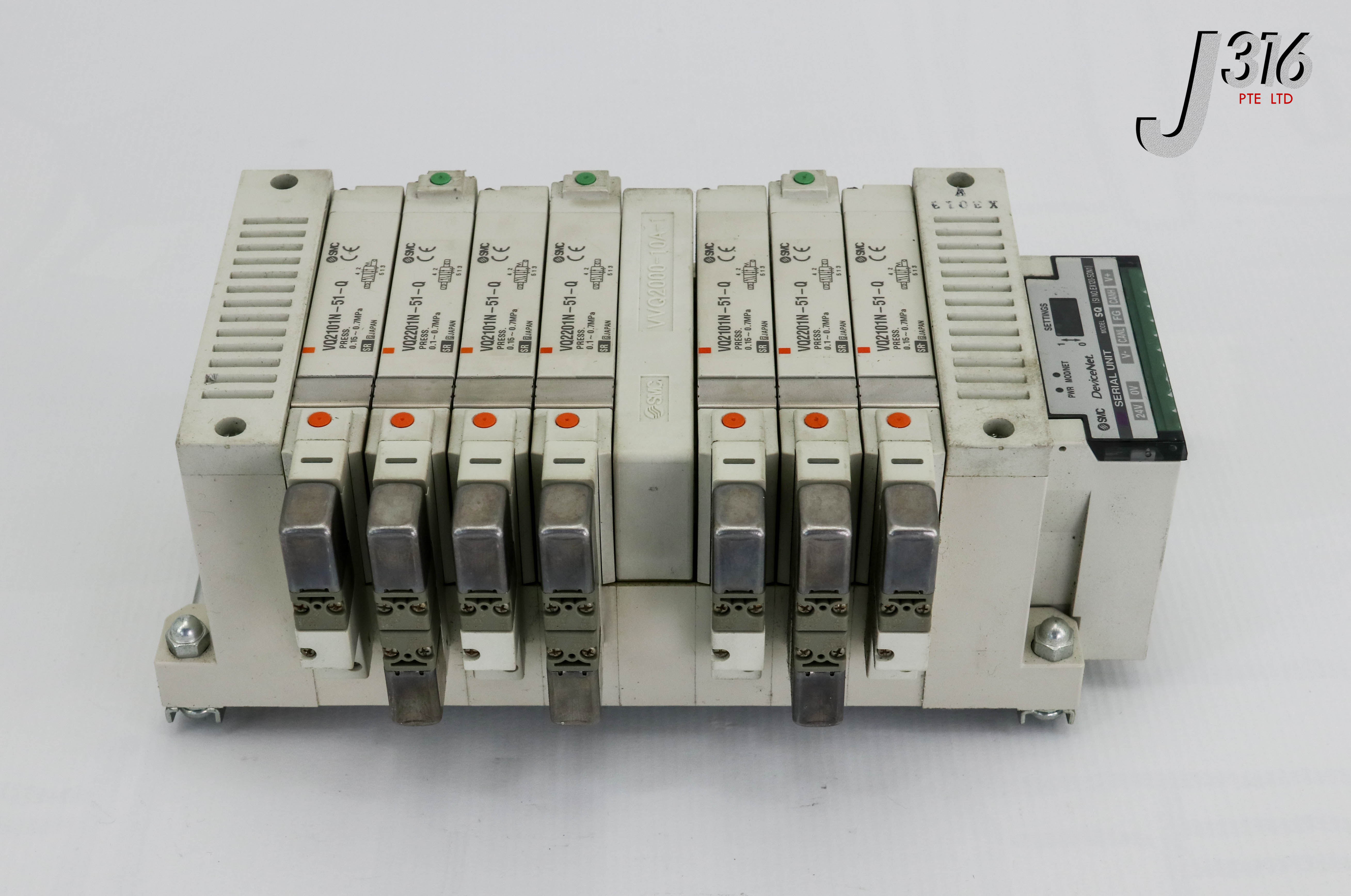 テーブル 25546 SMC 8 SLOT SOLENOID MANF W/ 4X VQ2101N-51-Q, 3X VQ2201N-51-Q
